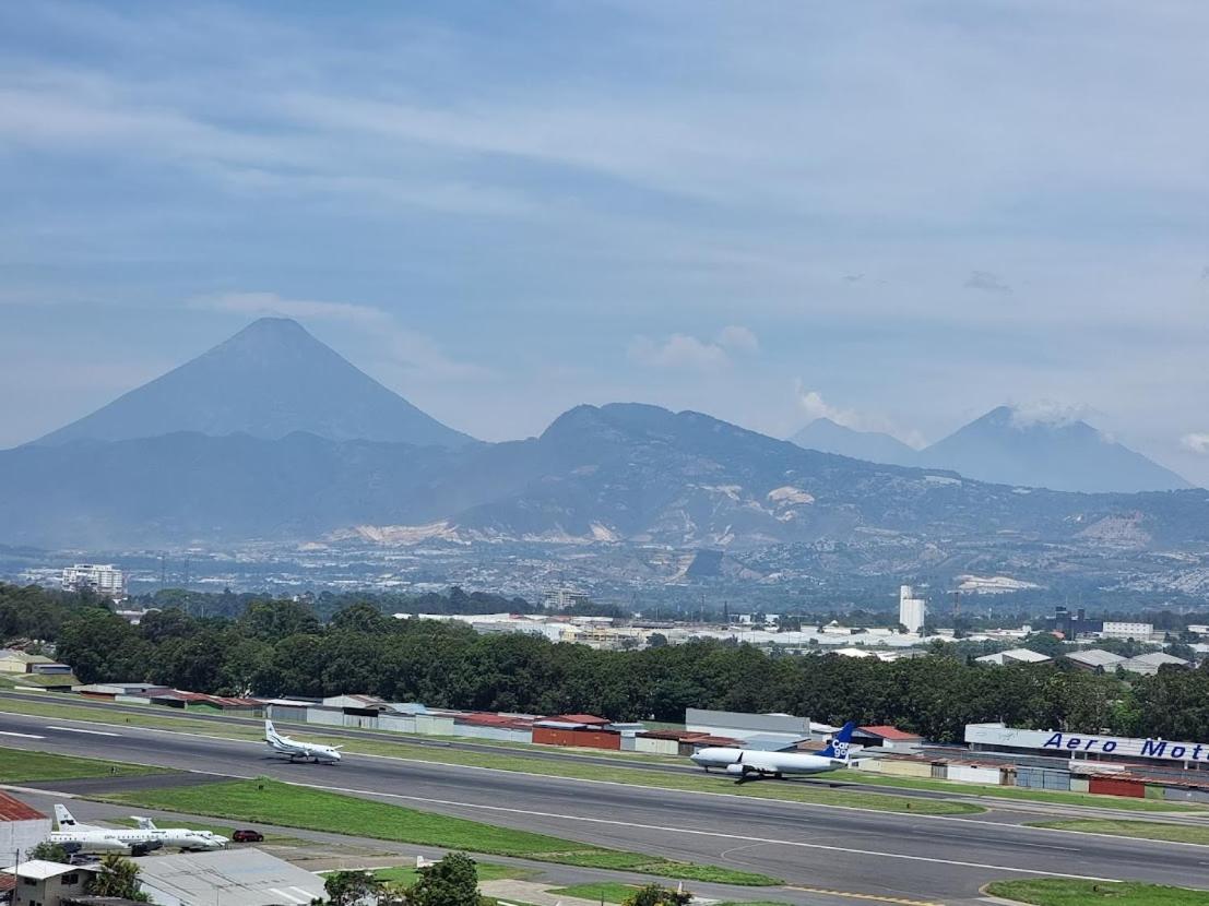 Amazing Aircrafts Views In Front Of Airport Lejlighed Ciudad Guatemala Eksteriør billede