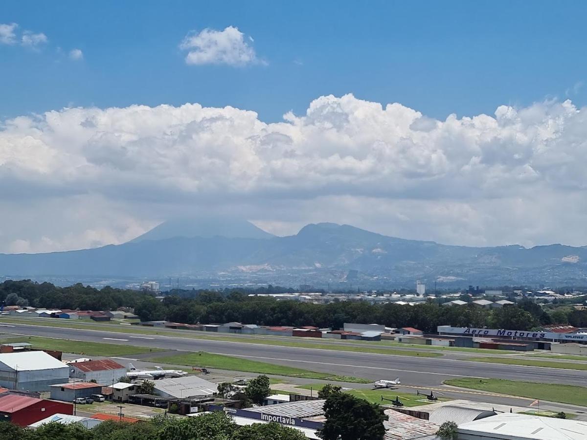 Amazing Aircrafts Views In Front Of Airport Lejlighed Ciudad Guatemala Eksteriør billede