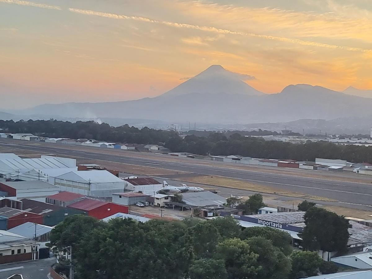 Amazing Aircrafts Views In Front Of Airport Lejlighed Ciudad Guatemala Eksteriør billede