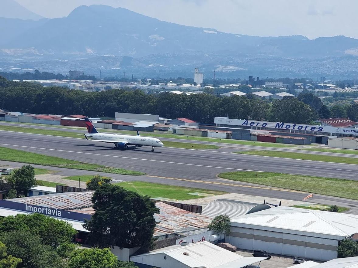 Amazing Aircrafts Views In Front Of Airport Lejlighed Ciudad Guatemala Eksteriør billede