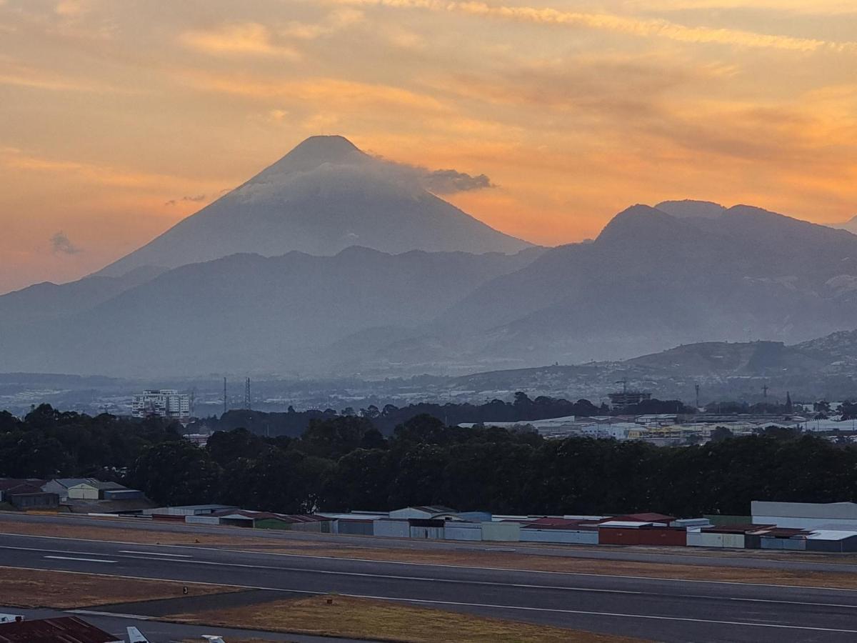 Amazing Aircrafts Views In Front Of Airport Lejlighed Ciudad Guatemala Eksteriør billede