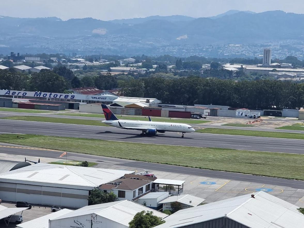 Amazing Aircrafts Views In Front Of Airport Lejlighed Ciudad Guatemala Eksteriør billede