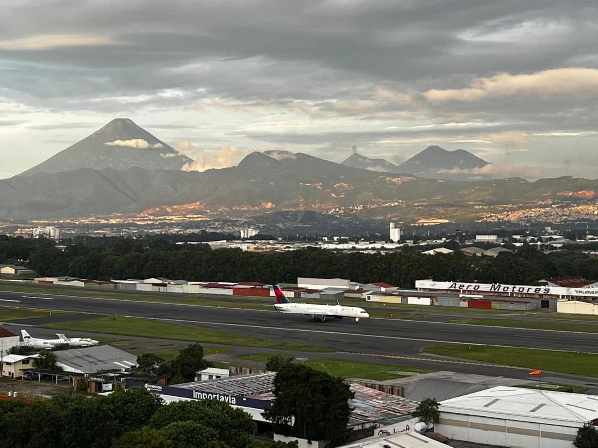 Amazing Aircrafts Views In Front Of Airport Lejlighed Ciudad Guatemala Eksteriør billede